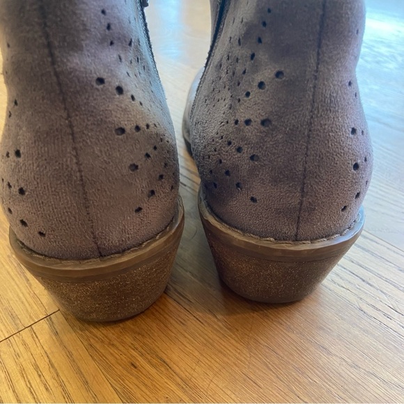 Women's sofft Gray Suede Ankle Boots size 9 - Picture 9 of 13